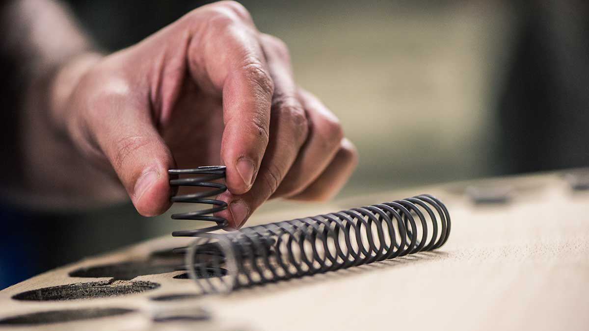 Eglifedern_photo_hand_closup_16-9